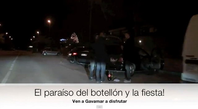 Imatge 3 extreta d'un video gravat per un grup de veïns de Gavà Mar sobre les molèsties que alguns clients de la discoteca EL ROW de Viladecans provoquen a Gavà Mar (25 Desembre 2011)